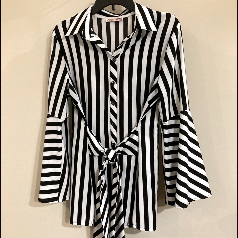 Womens black and white blouse. Size L, black and white.  Excellent condition.